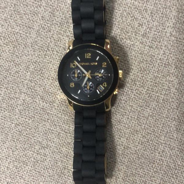 relógio michael kors preto com dourado