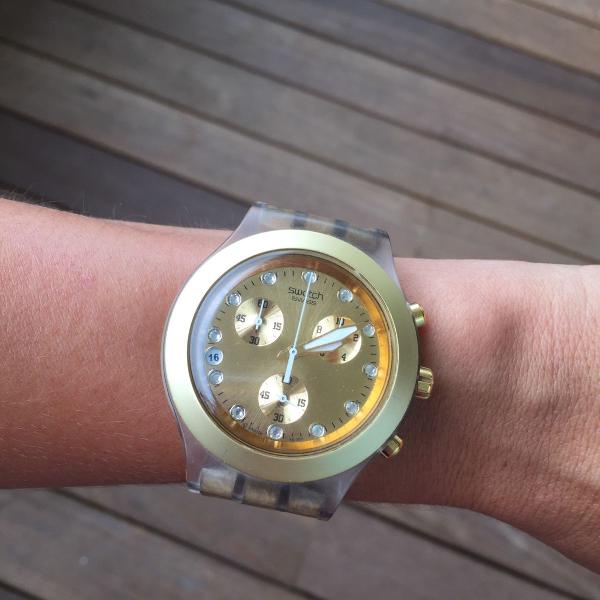 relógio swatch dourado fosco