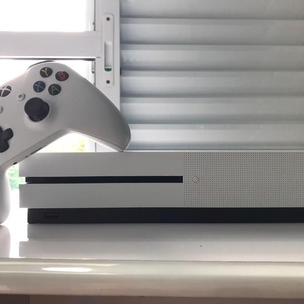 xbox one s, completo com 1 jogo brinde