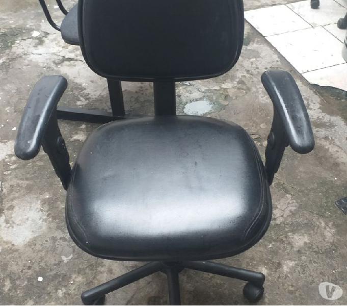 Vendo essa cadeira de rodinhas