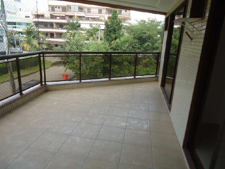 Apartamento com 3 Quartos para Alugar, 120 m² por R$
