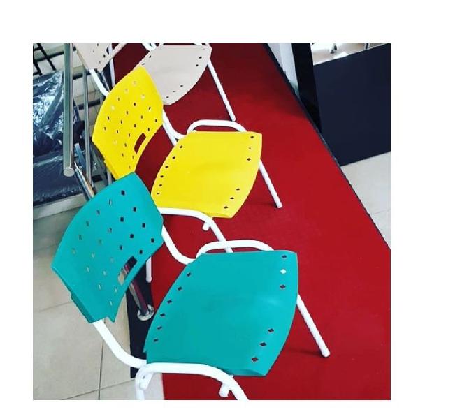 Cadeira fixa colorida