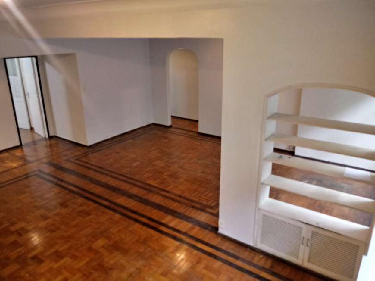 Apartamento com 3 Quartos para Alugar, 142 m² por R$