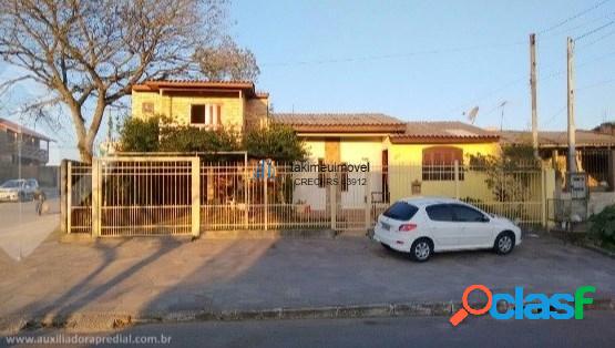 Casa com 3 Quartos à Venda, 109 m² por R$ 350.000
