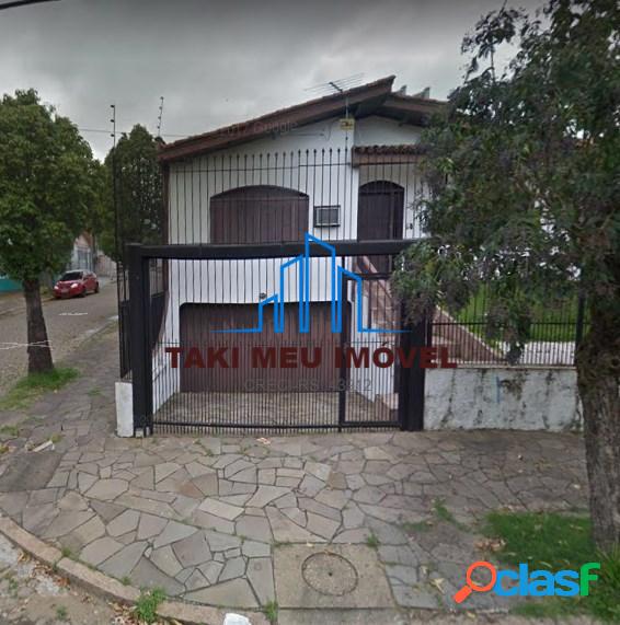 Casa com 3 Quartos à Venda, 360 m² por R$ 790.000