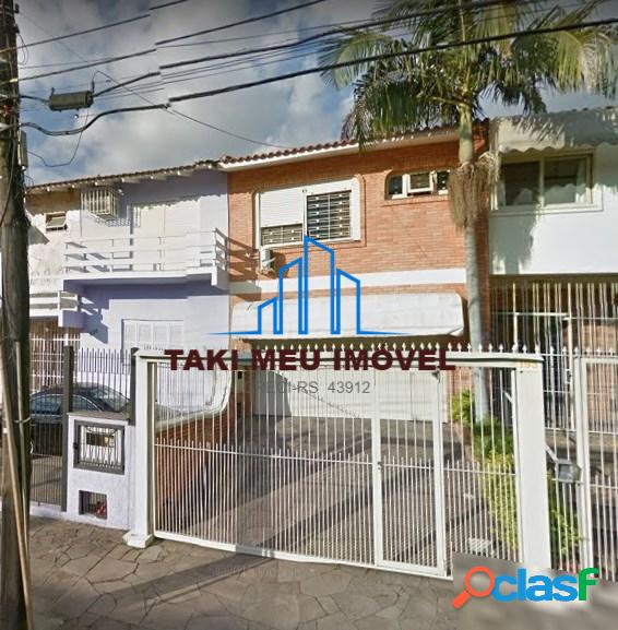 Casa com 3 Quartos à Venda, 375 m² por R$ 2.015.000