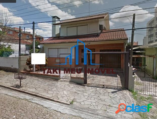Casa com 4 Quartos à Venda, 298 m² por R$ 900.000