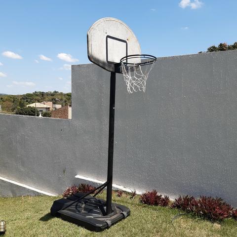 Tabela de basquete com suporte