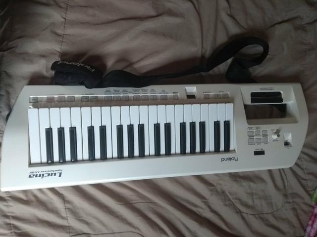 Vendo ou troco esse Keytar Roland Lucina AX-09