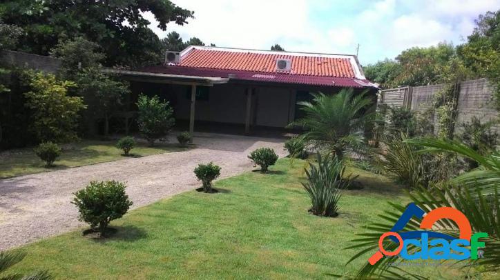 Casa a venda com excelente terreno ajardinado - Rio Vermelho
