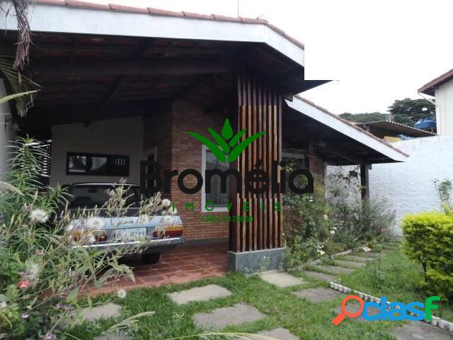 Casa c/3 dormitórios, ótima localização, Alvinópolis.