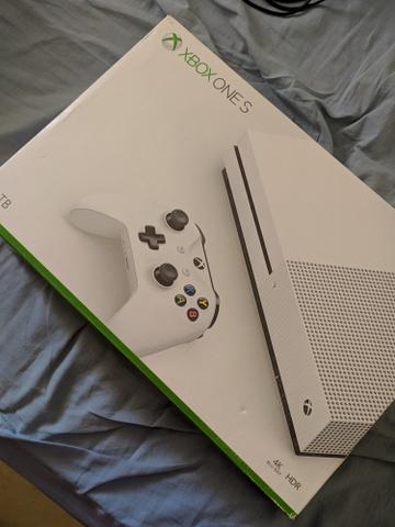 Xbox one s 1 tb + 3 jogos