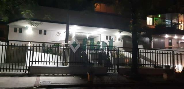 Apartamento para alugar com 3 dormitórios cod:FLAP30176