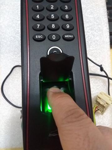 Controle de acesso biométrico profissional TF1700 na caixa