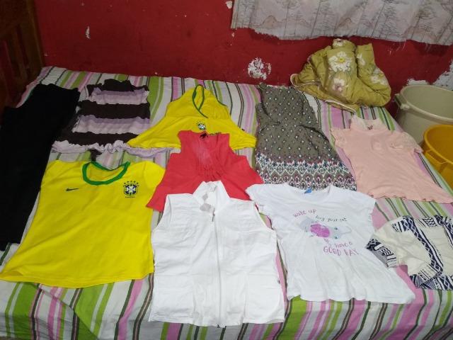 Lote de roupas infantis