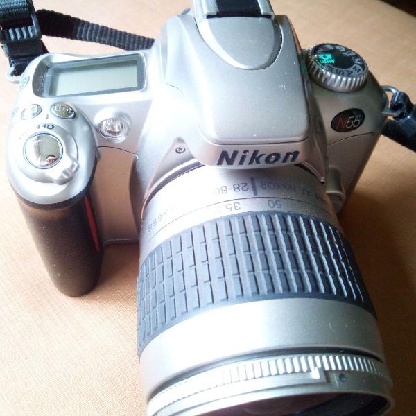 Máquina fotográfica Nikon N55.