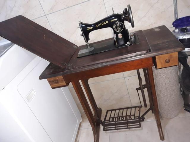 Vendo máquina de costura singer de ferro com pé