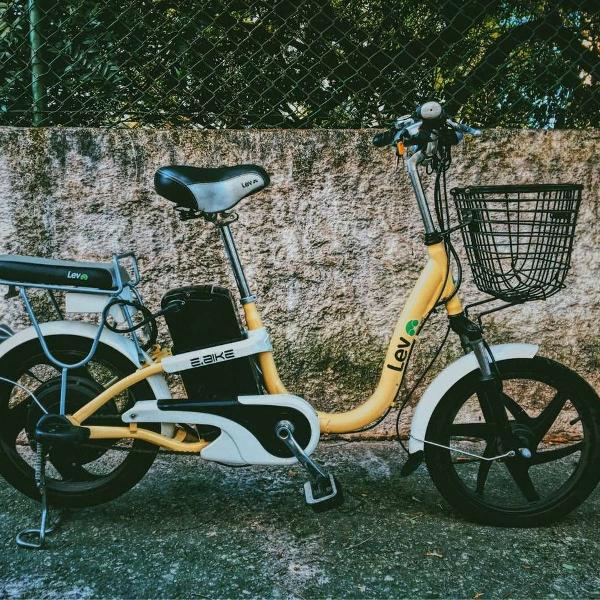 Bicicleta elétrica bateria litio Lev E-bike Aro 18