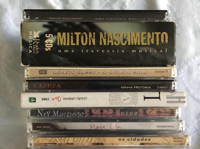 Conjunto com 12 CDs de música brasileira.
