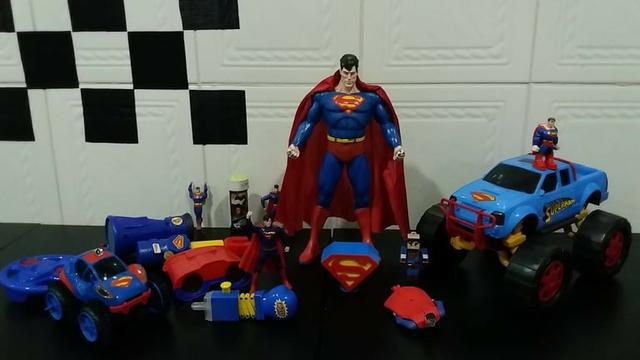 Kit com 17 brinquedos Superman originais (tudo 100 reais)