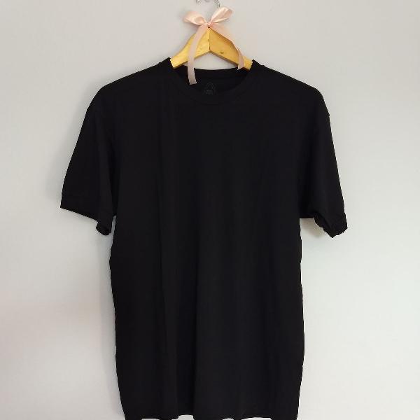 camiseta preta track field tecido dryfit