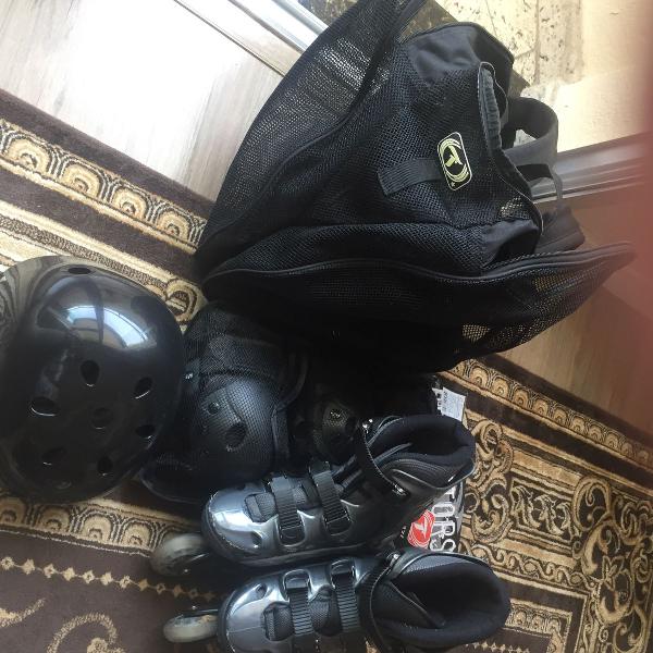 conjunto patins, capacete, protetores e mochila