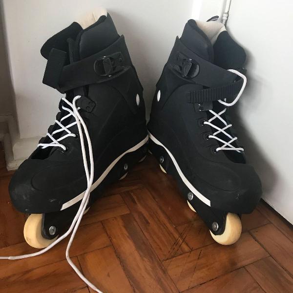 patins black + capacete, joelheira, cotoveleira e wristguard