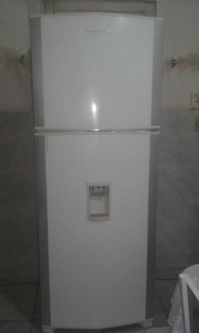 Geladeira Frost Free Brastemp com água na porta voltagem