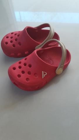 Sandália Crocs marca VR