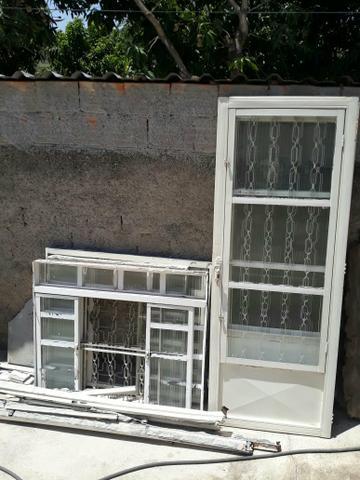 Vende se 2 portas(2,10 por,080) e 2 janelas (1,20 por 1,00)