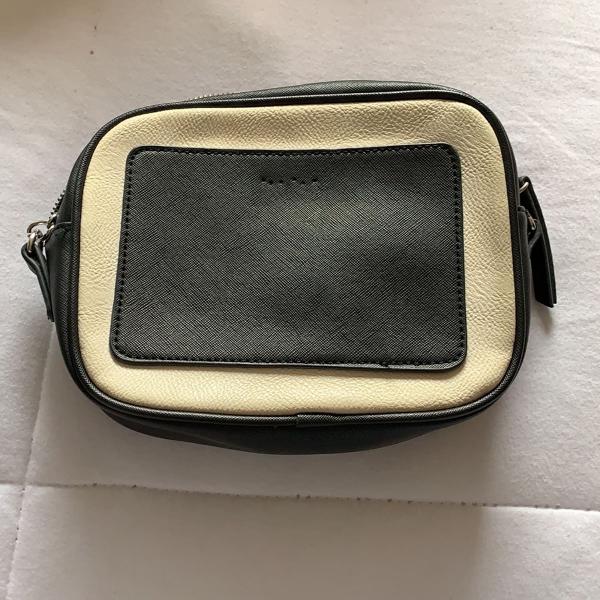 bolsa preto e branca