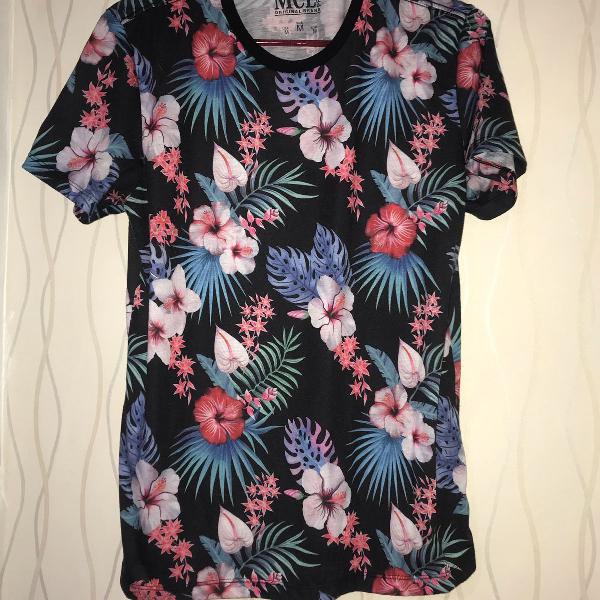 camiseta floral masculina