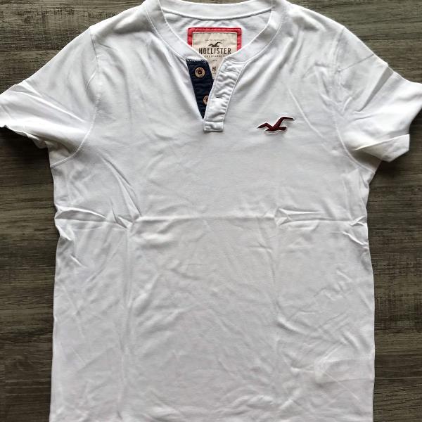 camiseta hollister branca com detalhe de botoes na gola
