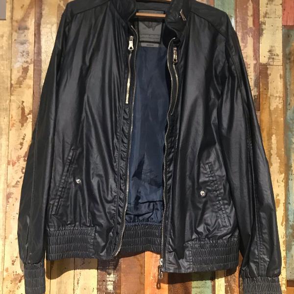 jaqueta preta tipo nylon, forrada com bolso interno