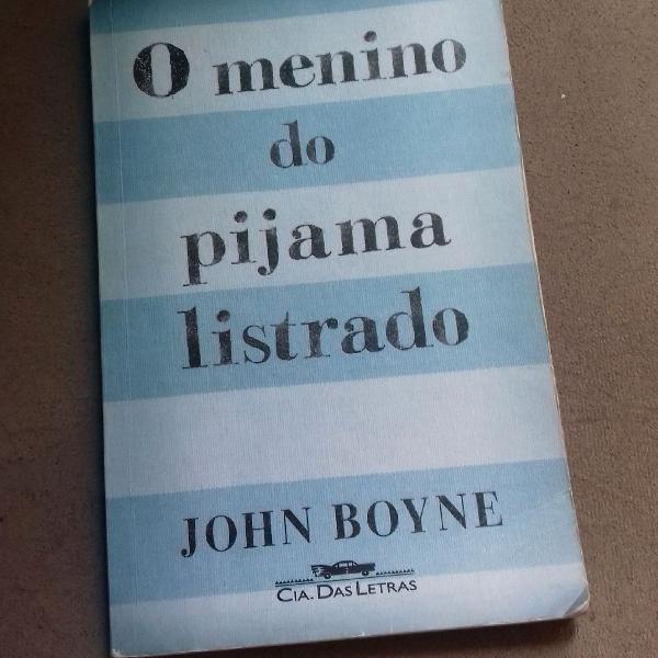 menino de pijama listrado