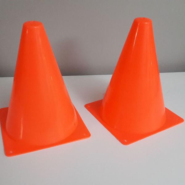 2 cones de plastico laranja