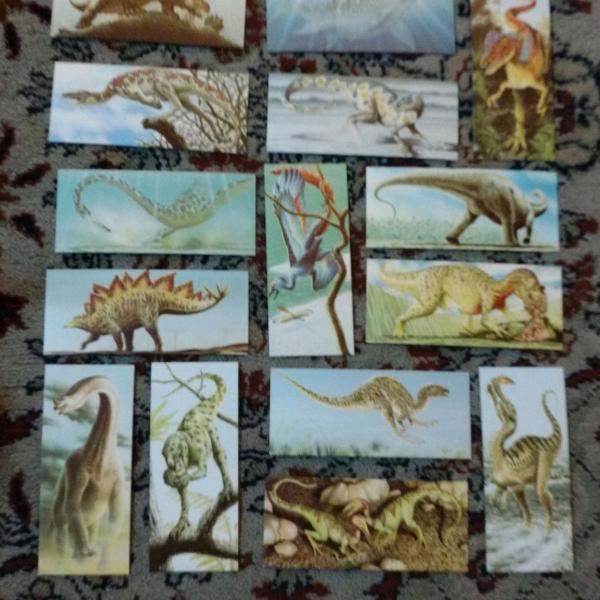 Coleção de Figurinhas Surpresa "Dinossauros"