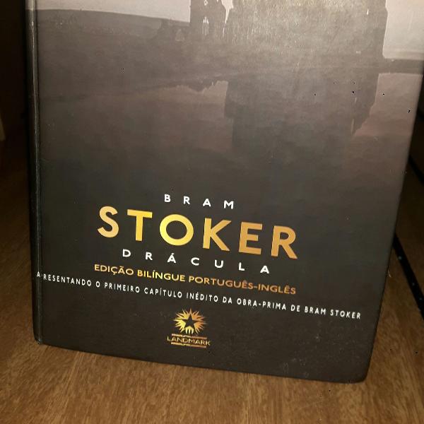 Livro edição bilingue "O Dracula " de Bram Stroker