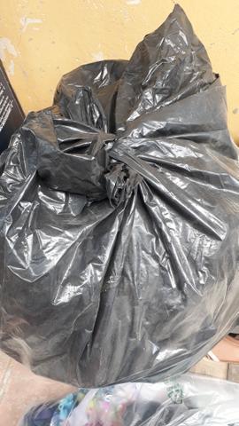 Tenho muitas roupas usadas e misturada pra