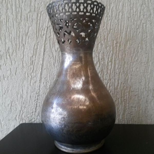 Vaso antigo de metal