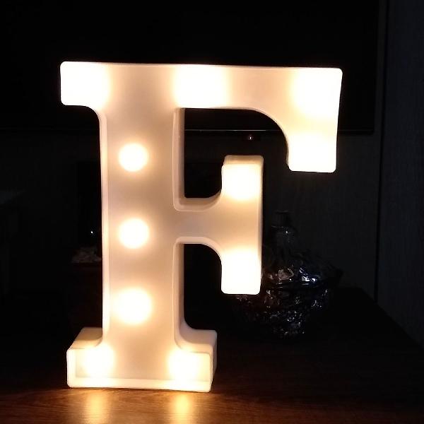 luminária decorativa letra F