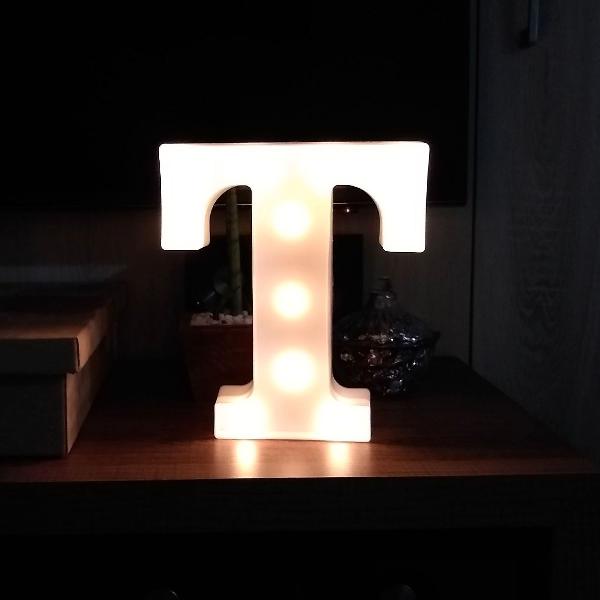 luminária decorativa letra T