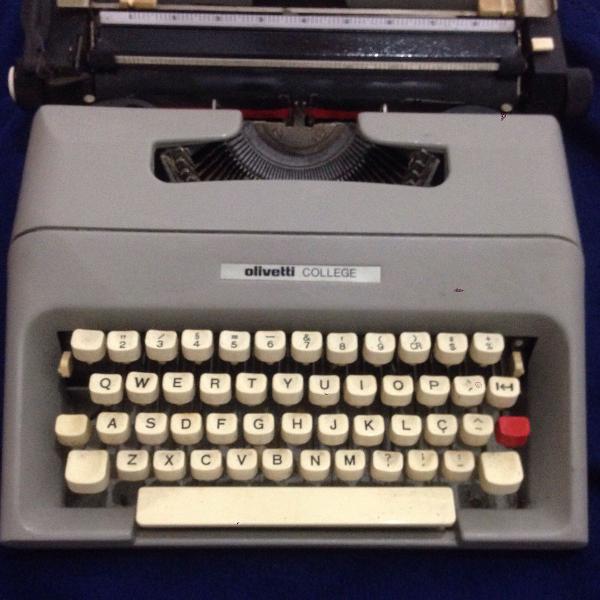 máquina de escrever olivetti