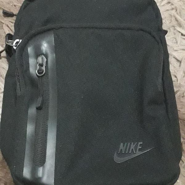 Bolsa Nike core pequena 3.0