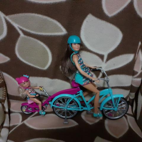 Boneca Babie ciclista com sua irmã