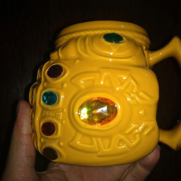 Caneca Original da Disney Manopla do Thanos