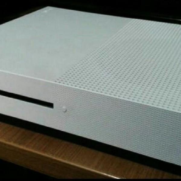 Xbox one S com dois controles brancos