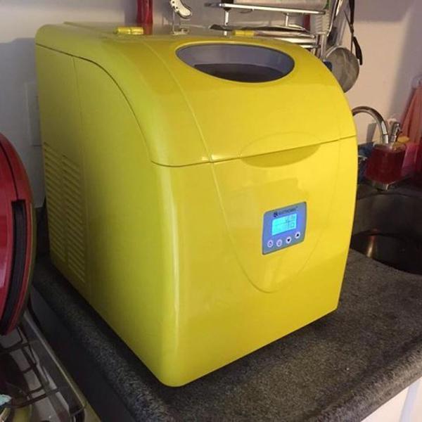 máquina de gelo eletromec amarela