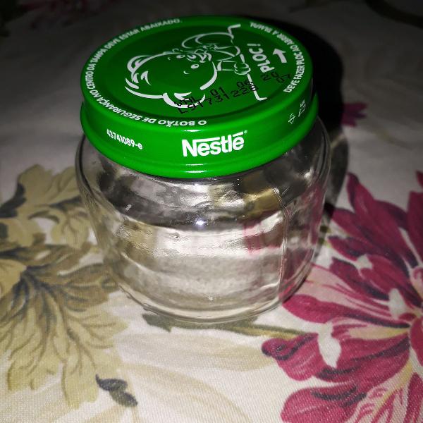 potinhos vazios de papinha nestlé