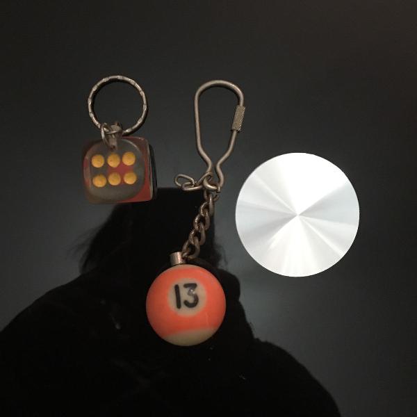 dois chaveiros old school vintage dados e bola 13.